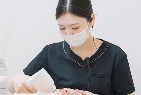 鏡で自分の顔を見る女性